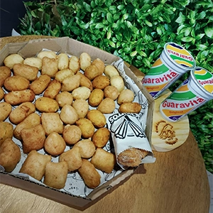 imagem de um combinho com 50 salgados, mini-churros e 2 guaravitas