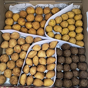 imagem com uma embalagem com salgadinhos sortidos