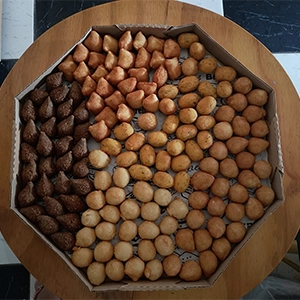 imagem com uma embalagem com salgadinhos diversos